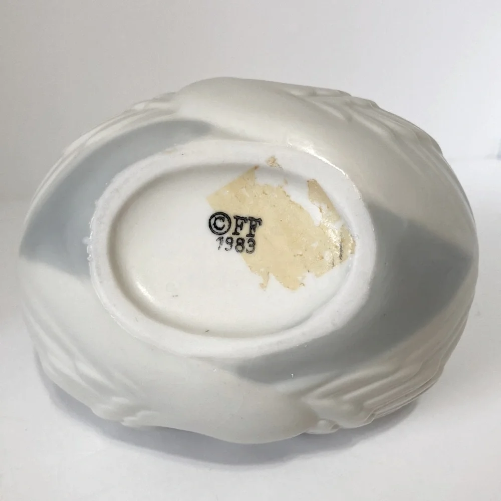 Vintage 1980s FITZ and FLOYD White Swan Handled Basket Bowl Porcelain Japan